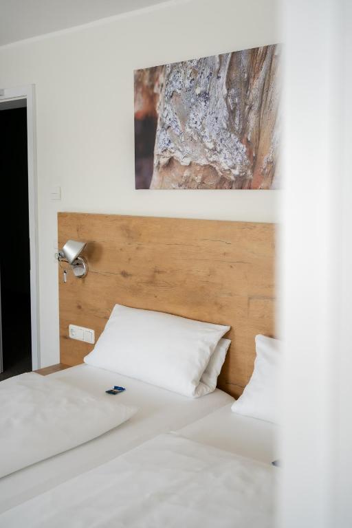 Postel nebo postele na pokoji v ubytování Lahn Hotel