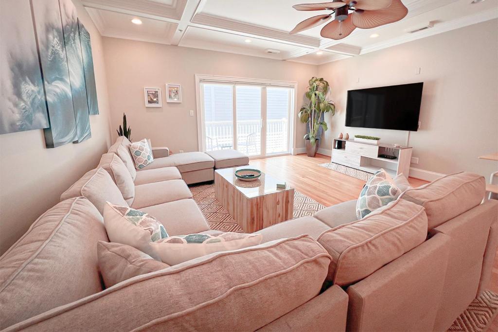TV a/nebo společenská místnost v ubytování High Tide Hideaway by Sea Scape Properties