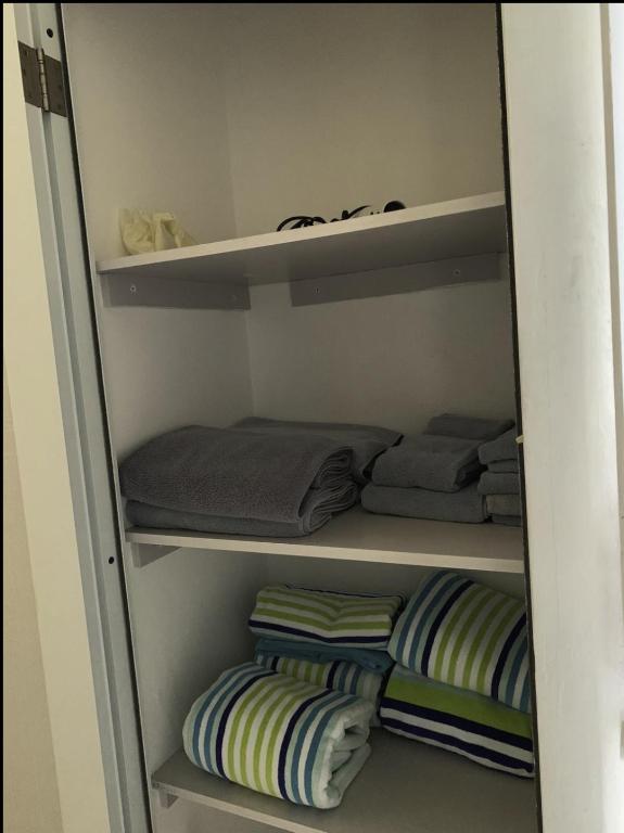 Postel nebo postele na pokoji v ubytování Pelican Dock Apartments