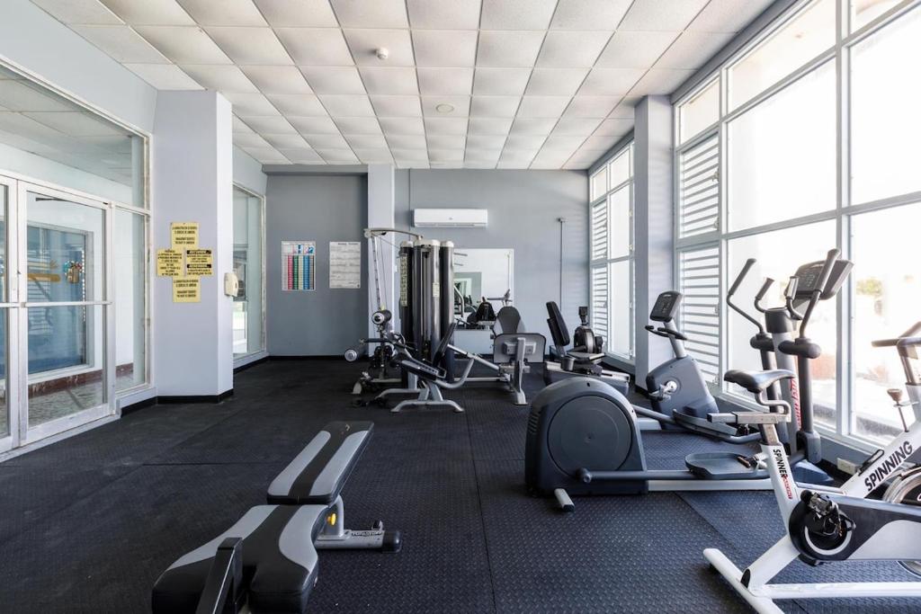 Fitness centrum a/nebo fitness zařízení v ubytování Condado Apt- Private Beach, Pool, & Family Ready!