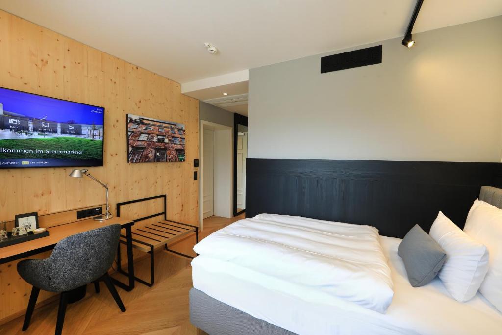 TV a/nebo společenská místnost v ubytování Hotel Steiermarkhof Graz - Aus Holz gebaut, von Hügeln geküsst