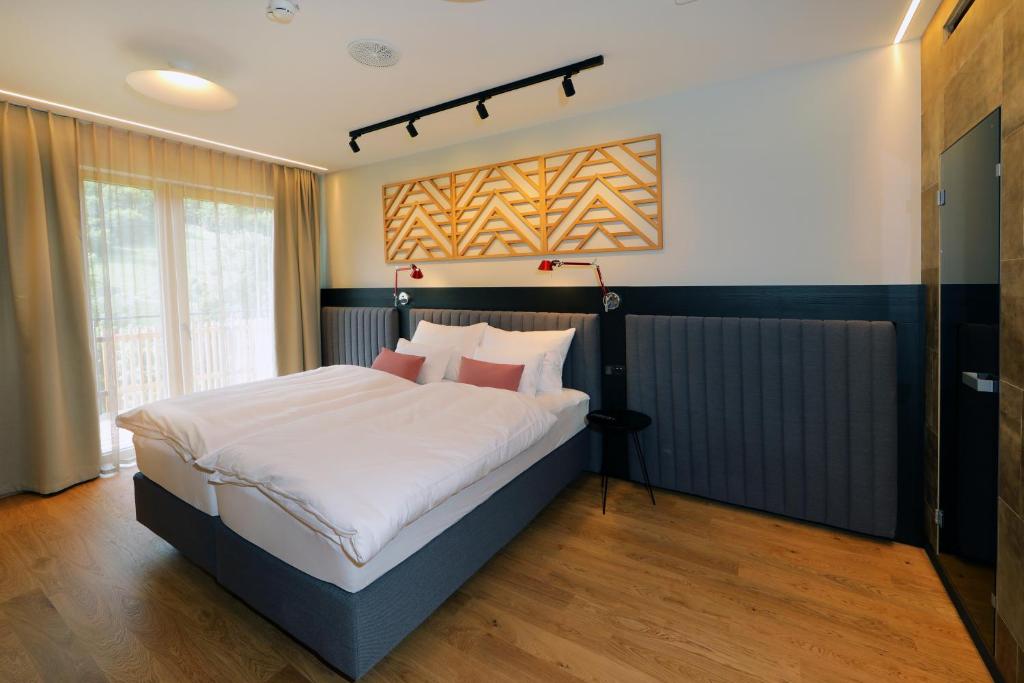 Postel nebo postele na pokoji v ubytování Hotel Steiermarkhof Graz - Aus Holz gebaut, von Hügeln geküsst