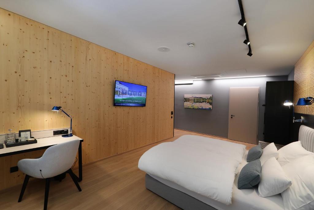 TV a/nebo společenská místnost v ubytování Hotel Steiermarkhof Graz - Aus Holz gebaut, von Hügeln geküsst