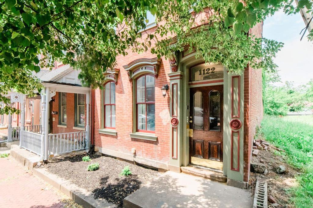 una vecchia casa di mattoni con portico e porta di Studio Suite - No Steps - Walkable & Free Parking a Pittsburgh