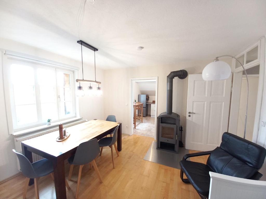 comedor con mesa y estufa de leña en Aparte 3-Zi-Wohnung im Oberallgäu direkt am Berg!, en Immenstadt im Allgäu