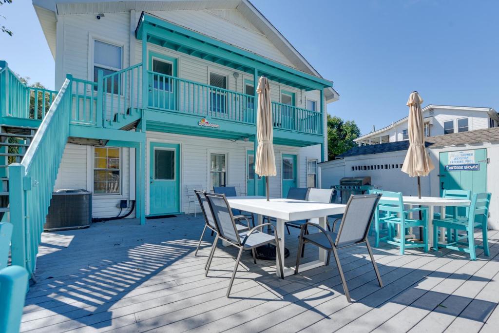 默特尔比奇Private Pool Family Home in North Myrtle Beach的庭院配有白色的桌椅
