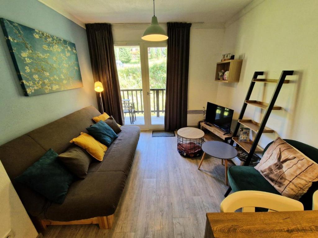un salon avec un canapé et une table dans l'établissement Chalets Du Thabor - 2 pièces 4 personnes MAE-4323, à Modane