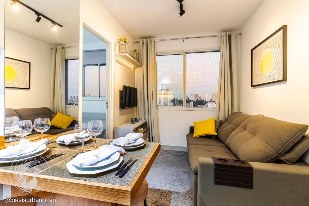 Hotel Ap prox Est João Dias,Expotrans,Italo, a living room with a couch and a table at Ap prox Est João Dias,Expotrans,Italo in São Paulo