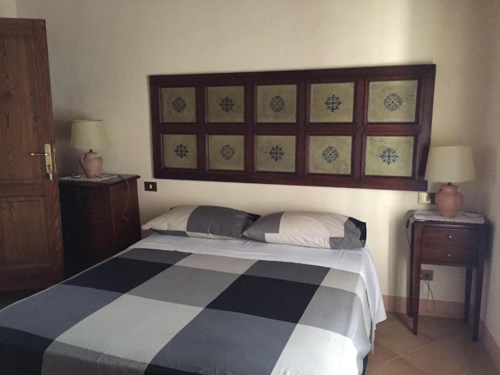 1 dormitorio con 1 cama y 2 mesitas de noche en Locanda Petrella en Cortona