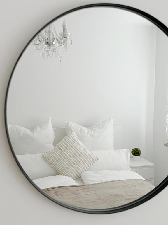 un miroir dans une pièce avec un canapé et des oreillers dans l'établissement 90m2 I Central I Netflix I Wifi I Free Parking I Lia Apartments, à Hanovre