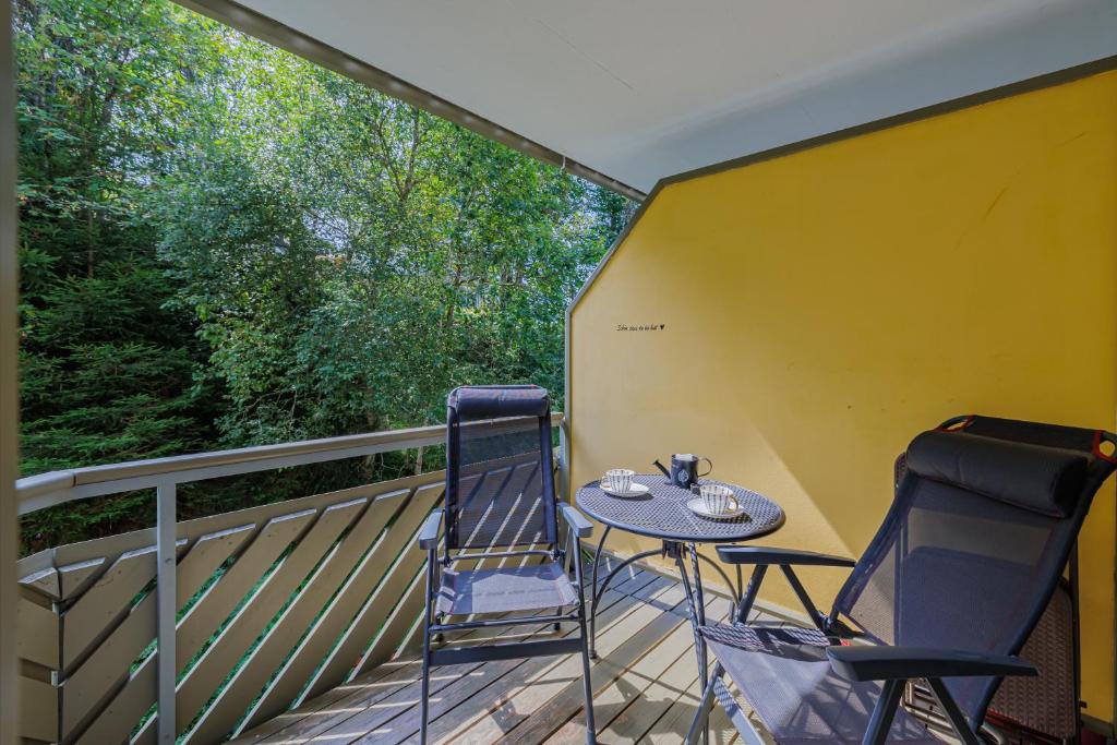 Balkón nebo terasa v ubytování BÄCHLE im Wanderparadies Balkon mit Blick auf den Bach Sauna im Haus Tiefgarage E-Ladestation