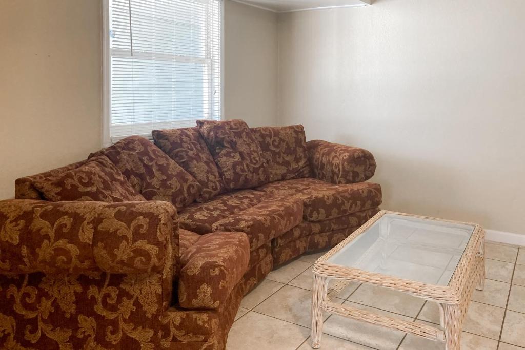 Χώρος καθιστικού στο Jocelyn Manor Unit 74