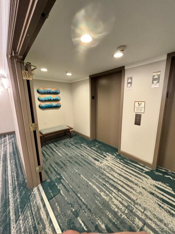 Postel nebo postele na pokoji v ubytování NEW! Marriott Slope View Ski & Summer Luxury Studio Sleeps 4 Full kitchen, Amenities & Paid Parking