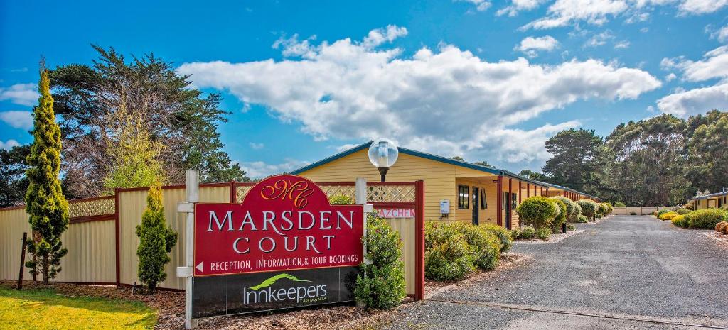 una señal frente a un edificio de la corte maracista en Marsden Court Apartments Now incorporating Marsden Court and Sharonlee Strahan Villas, en Strahan