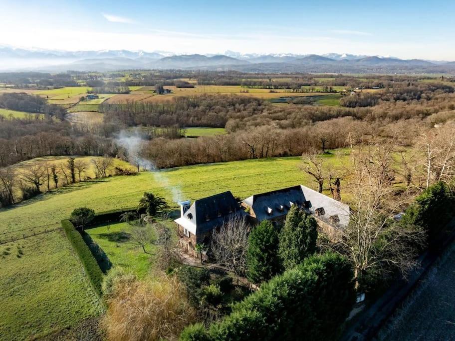 widok z lotu ptaka na dom na polu w obiekcie Ferme Bourdasse w mieście Poey-dʼOloron