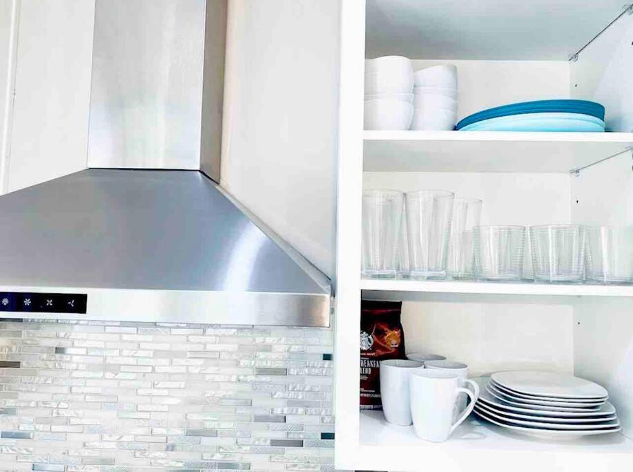Kuchyň nebo kuchyňský kout v ubytování Gorgeous Modern 4-Level 4BDR Home in Central Location Parking Included Free Cancellation