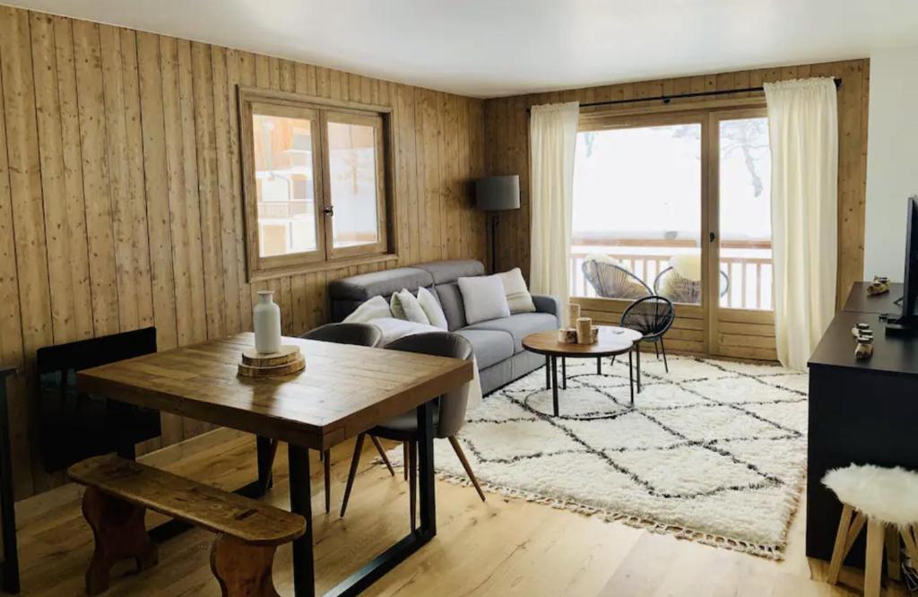 un salon avec un canapé et une table dans l'établissement Magnifique appartement au coeur de Megève, à Megève