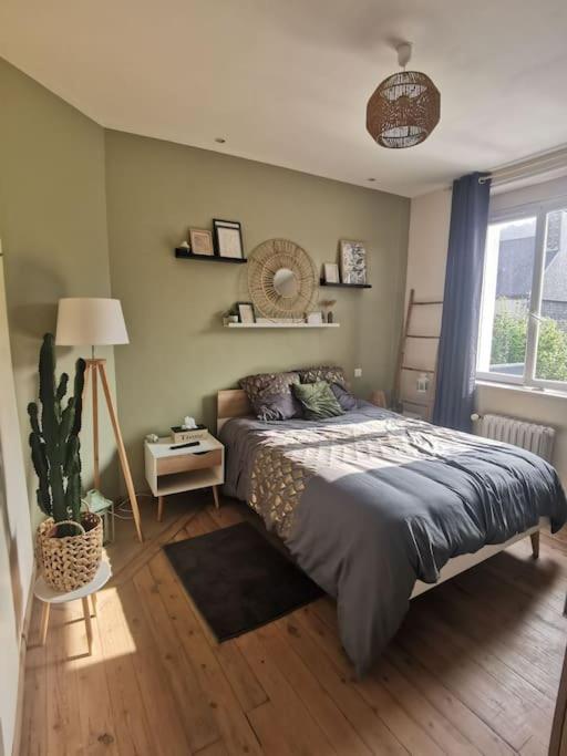 une chambre avec un grand lit et une fenêtre dans l'établissement Vespa Casa, à Cherbourg en Cotentin