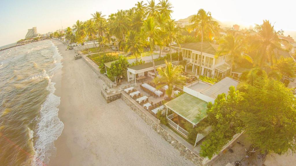 華欣的住宿－綠廊海灘精品酒店，海滩上房屋的空中景致