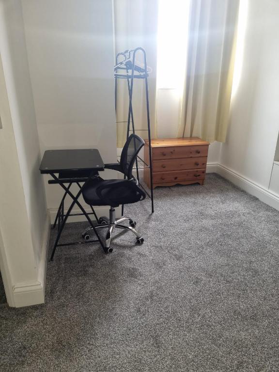 Cudworth House, Barnsley for contractors ,Families, free parking, spacious etc - Three-Bedroom House