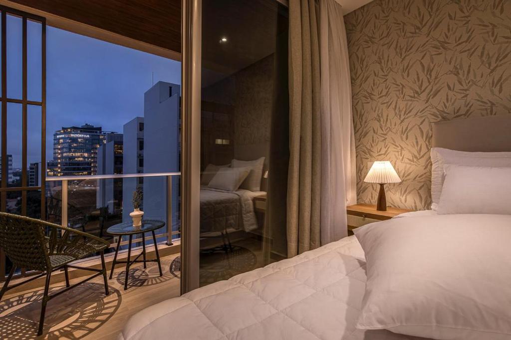 Rúm í herbergi á HOUZE - Stay & Residences by AVA