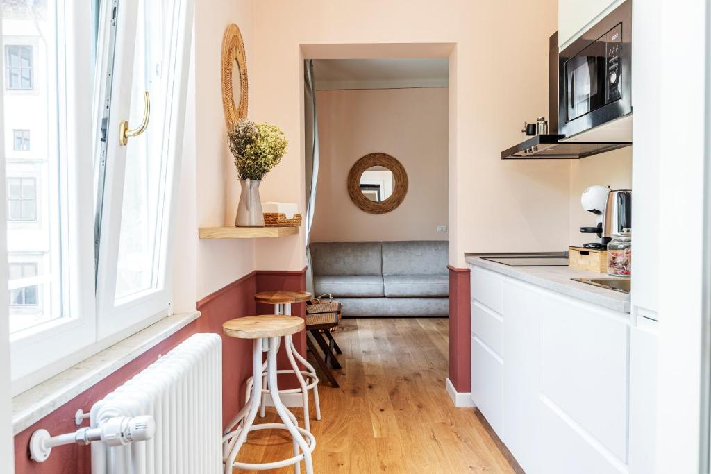 małą kuchnię z blatem i stołkiem w obiekcie La Lu cozy rooms 2 w Pizie