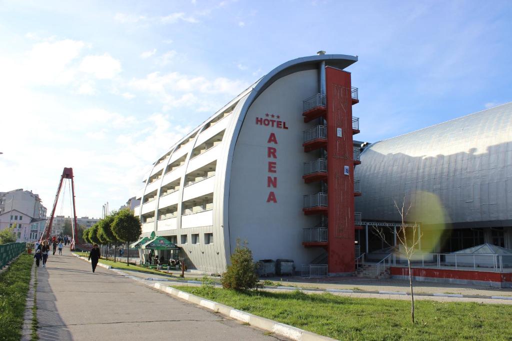 un edificio con un cartello sul lato di Hotel Arena a Samokov