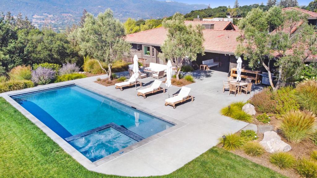 Πισίνα στο ή κοντά στο Sonoma Hilltop Estate With 3 Bedrooms And Pool - Includes Wine Tasting Passport