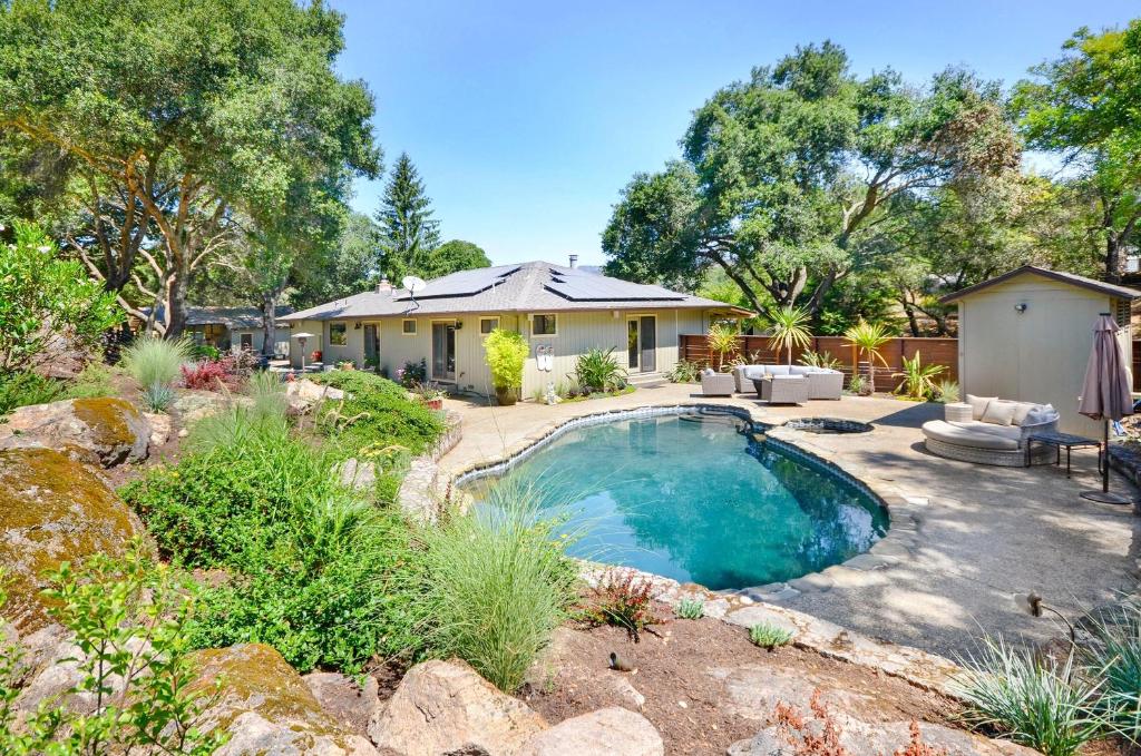 Πισίνα στο ή κοντά στο Sonoma Vineyard Estate With 3 Bedrooms And Pool - Includes Wine Tasting Passport