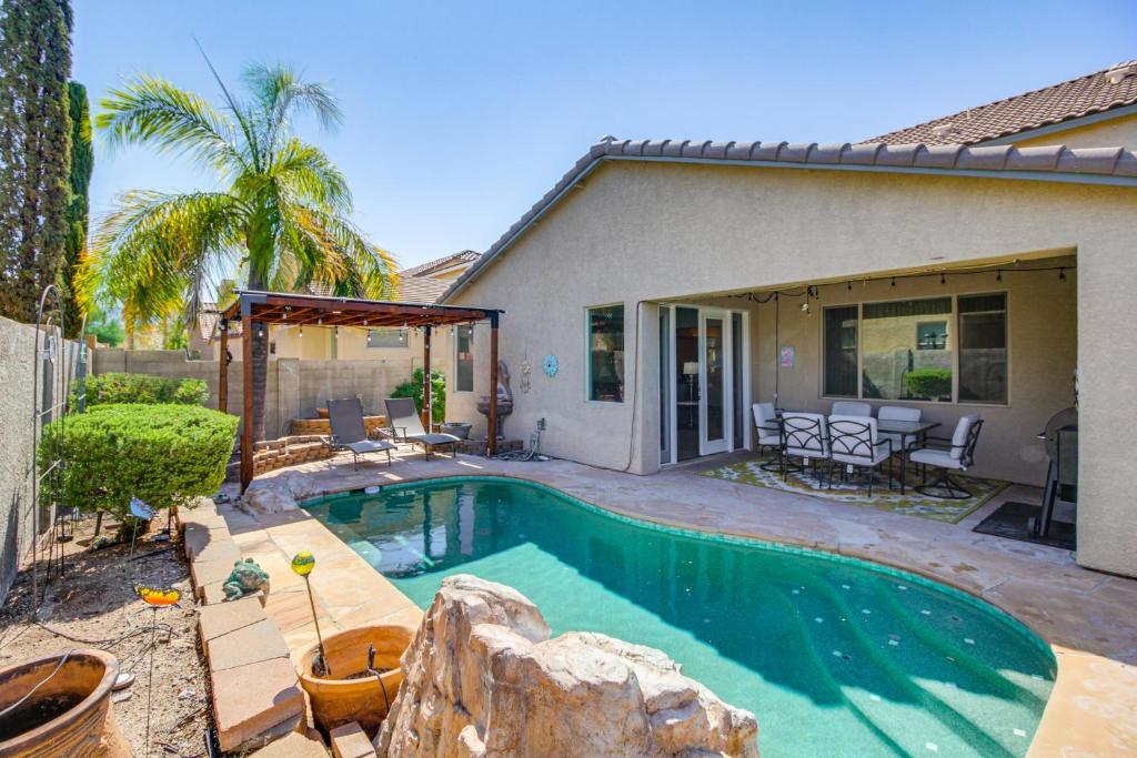 une piscine dans l'arrière-cour d'une maison dans l'établissement Golfers Paradise Oro Valley Home with Pool!, à Oro Valley