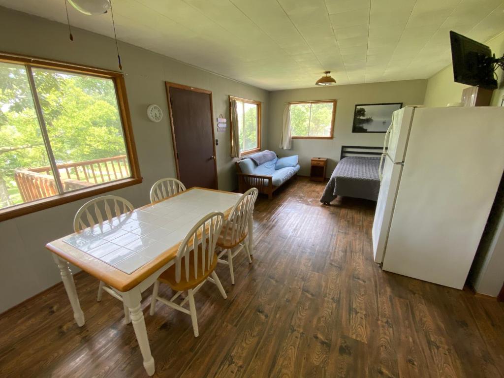 a kitchen with a table and chairs and a refrigerator at Hickory Grove Hideaway in Galmey