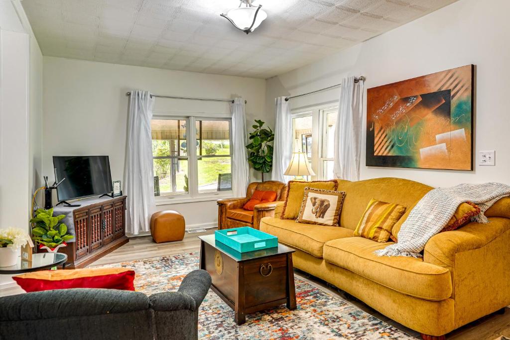 un salon avec un canapé et une télévision dans l'établissement Lakeview Vacation Rental - Walk to Crystal Lake!, à Lakeview