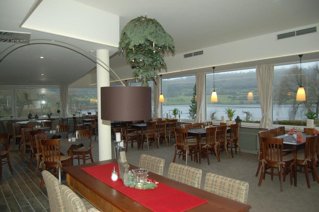 Restaurace v ubytování Hotel-Ferienwohnungen Cafe Maarblick