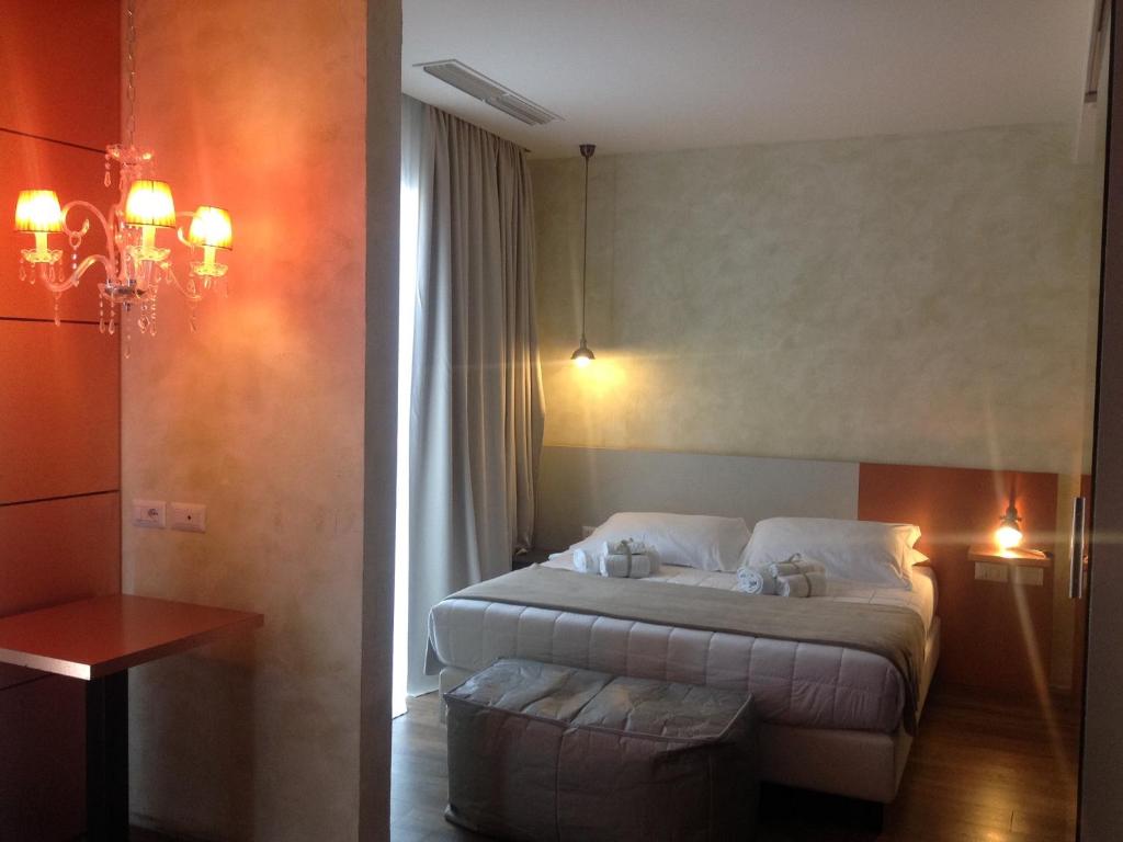 Postel nebo postele na pokoji v ubytování Bell Suite Hotel