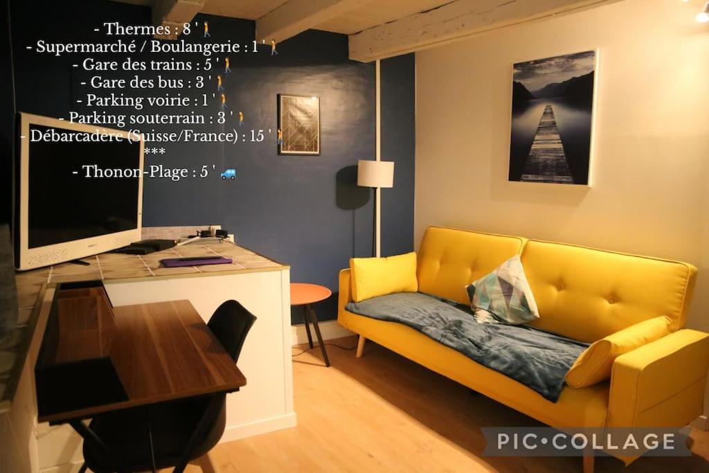 - un salon avec un canapé jaune et un bureau dans l'établissement Tout faire à pied - Centre historique piétonnier, à Thonon-les-Bains