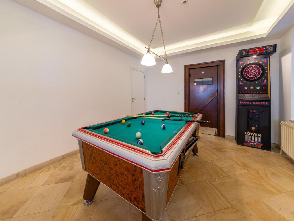 Biliár nebo kulečník v ubytování Country House Ardennes with Pool and Sauna