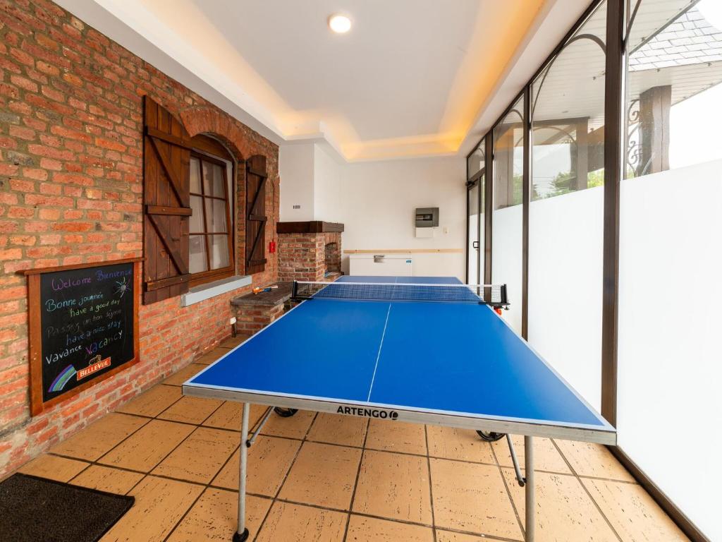 Stolní tenis v ubytování Country House Ardennes with Pool and Sauna nebo okolí