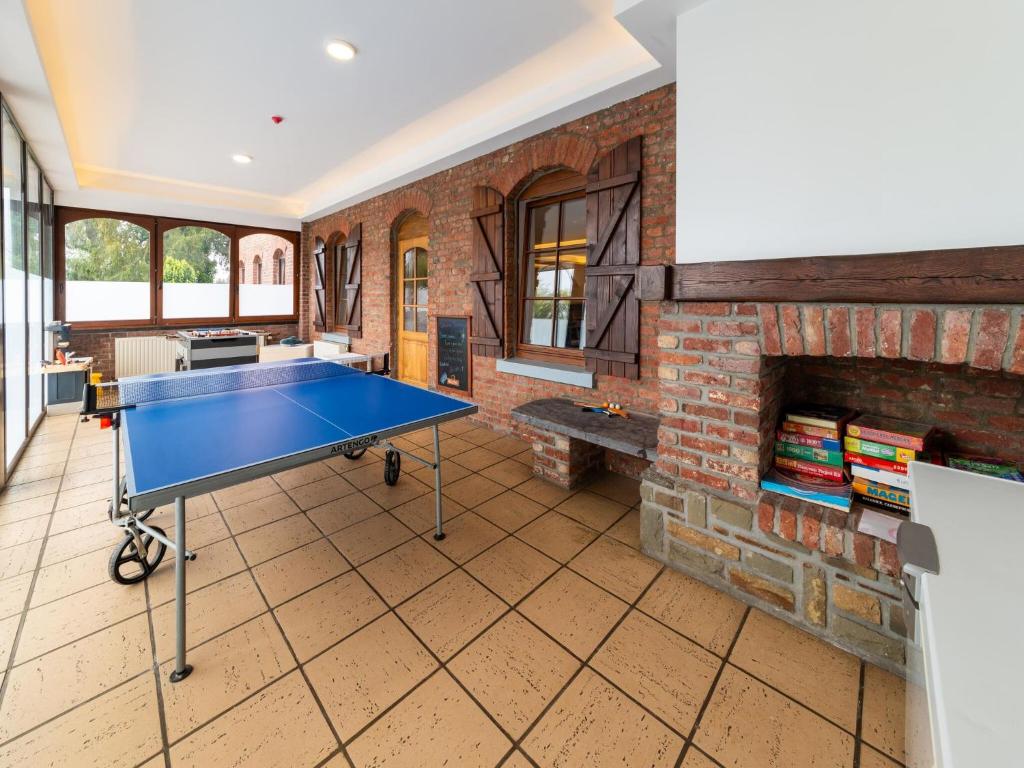 Stolní tenis v ubytování Country House Ardennes with Pool and Sauna nebo okolí