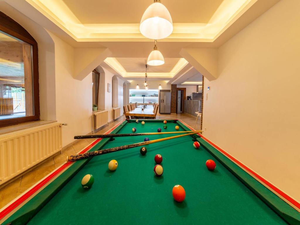 Biliár nebo kulečník v ubytování Country House Ardennes with Pool and Sauna