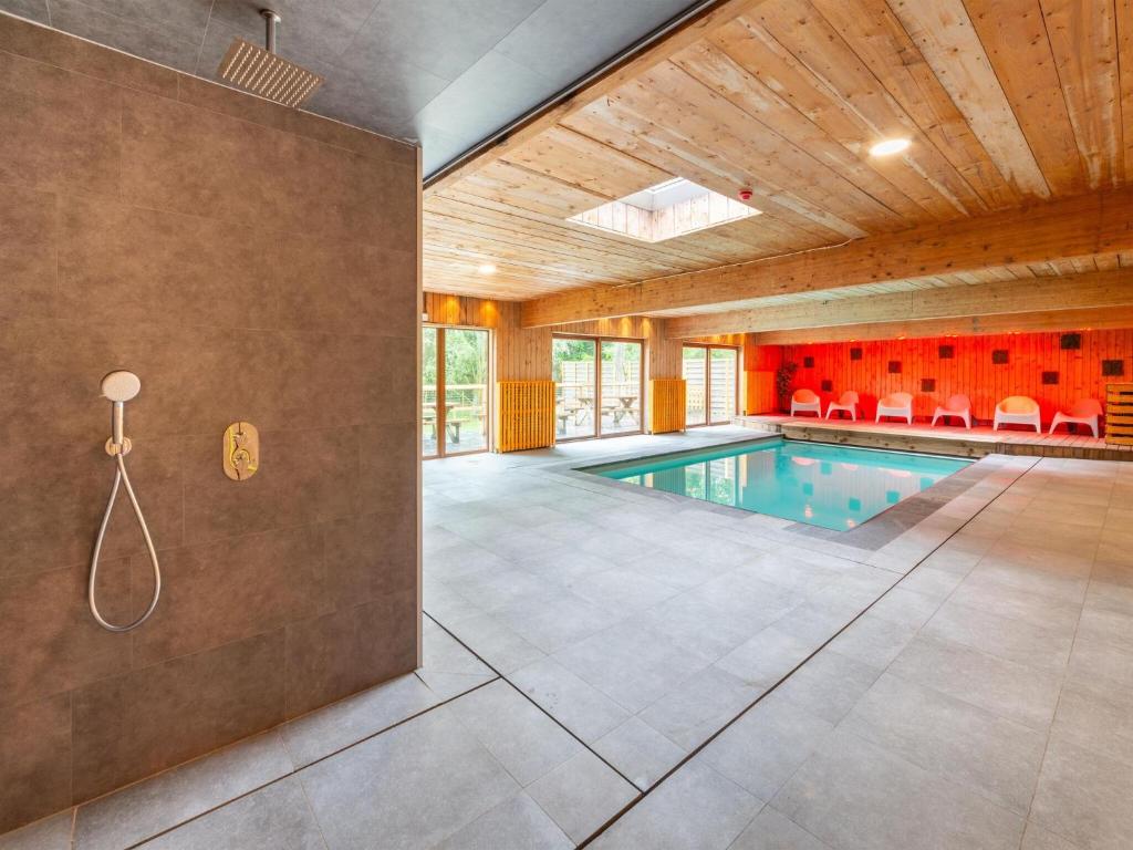 Bazén v ubytování Country House Ardennes with Pool and Sauna nebo v jeho okolí