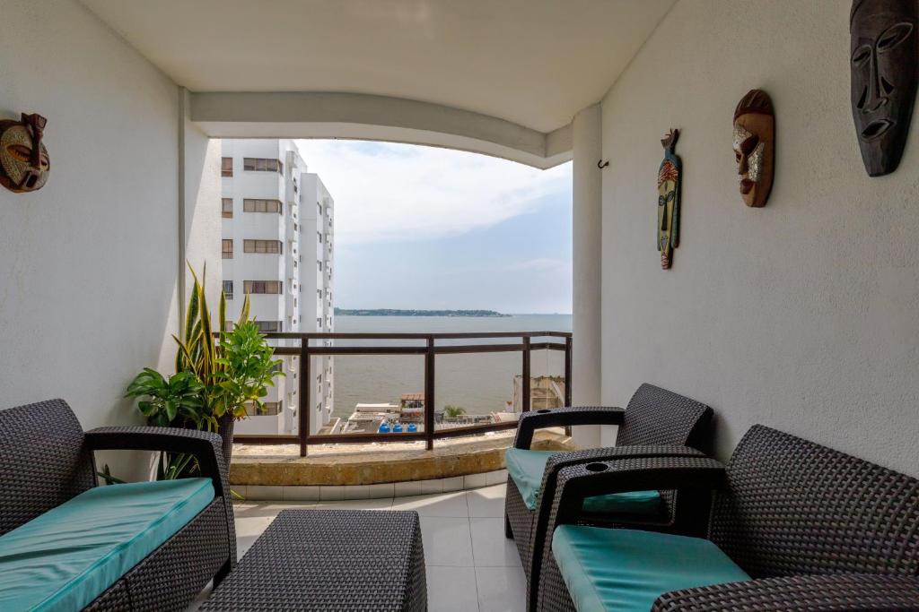 ein Balkon mit Stühlen und Blick auf das Meer in der Unterkunft Cartagena - Torremarina in Cartagena de Indias