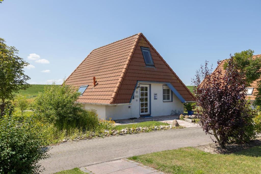a small house with a brown roof at Ferienhaus "Greifenberg" Hans Albers 17 in Wremen
