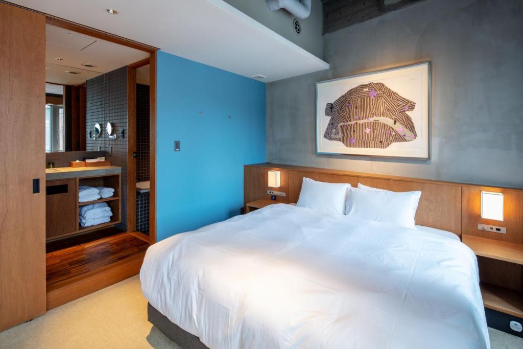 Postel nebo postele na pokoji v ubytování HOTEL AO Kanazawa