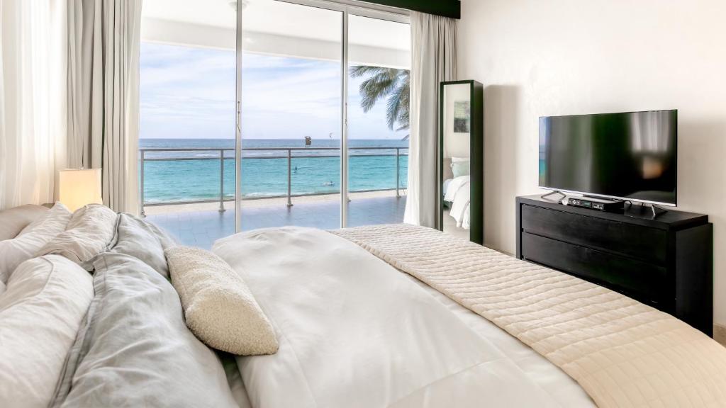 TV a/nebo společenská místnost v ubytování Watermark Luxury Oceanfront Residences