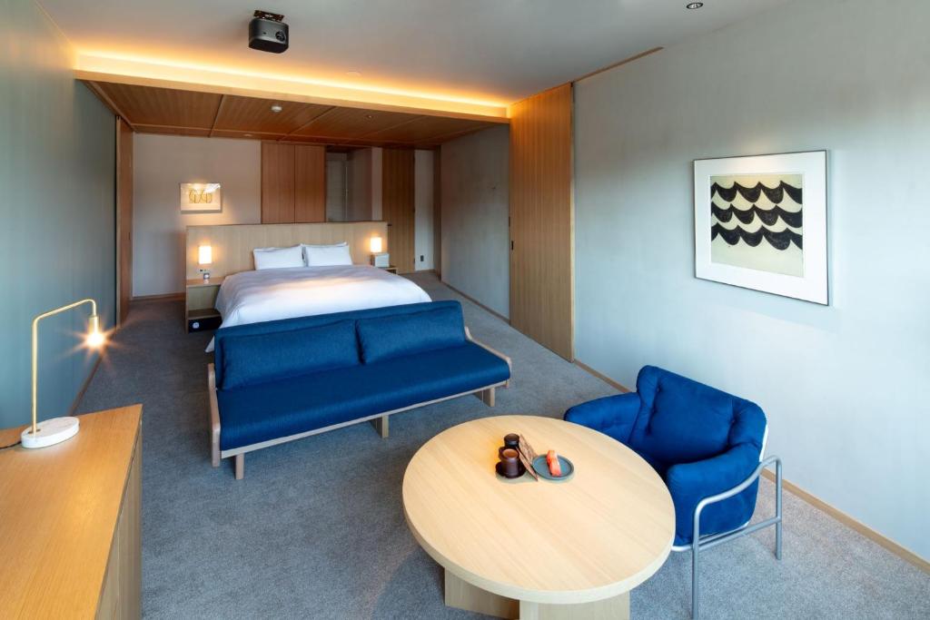 Postel nebo postele na pokoji v ubytování HOTEL AO Kanazawa