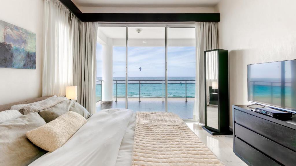 TV a/nebo společenská místnost v ubytování Watermark Luxury Oceanfront Residences
