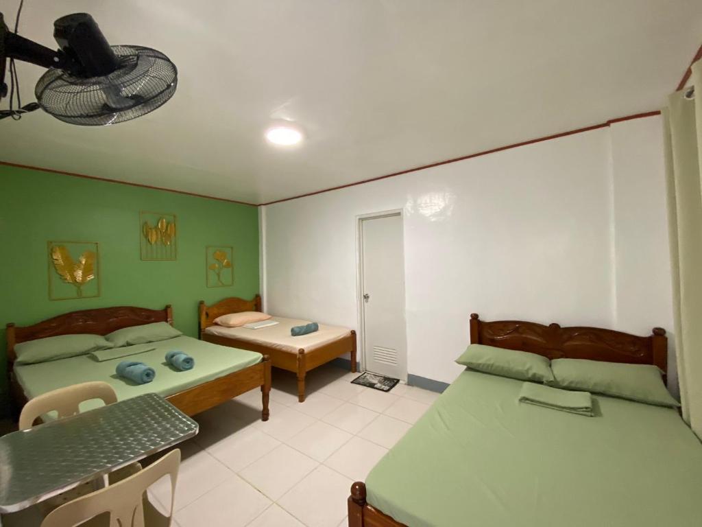 Postel nebo postele na pokoji v ubytování Em's Homestay