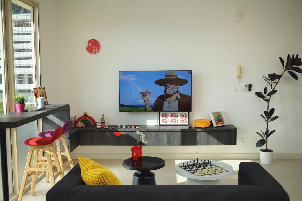 TV a/nebo společenská místnost v ubytování Afiniti 2BR Sunlit Designer - 3 Min To Legoland