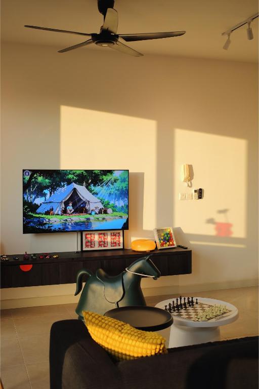 TV a/nebo společenská místnost v ubytování Afiniti 2BR Sunlit Designer - 3 Min To Legoland