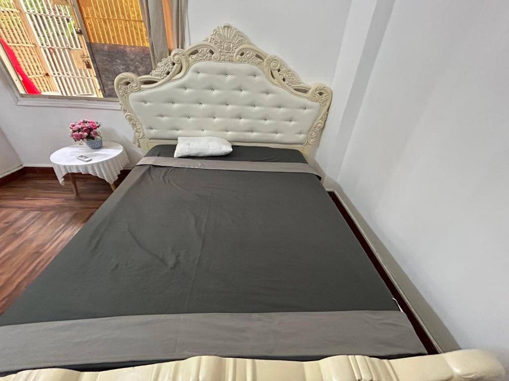 Un pat sau paturi într-o cameră la Lilys house in center near bến thành market